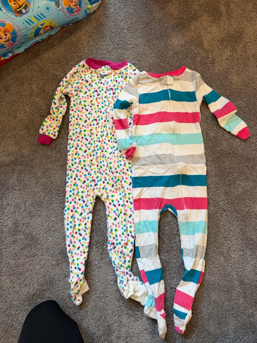 Amazon Essentials Girls' Cotton Footed Pajamas - Multicolor Polka Dot & Stripe